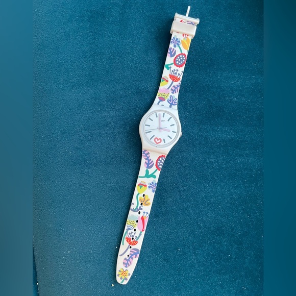 Adorable floral Swatch watch 👀 - Picture 1 of 9